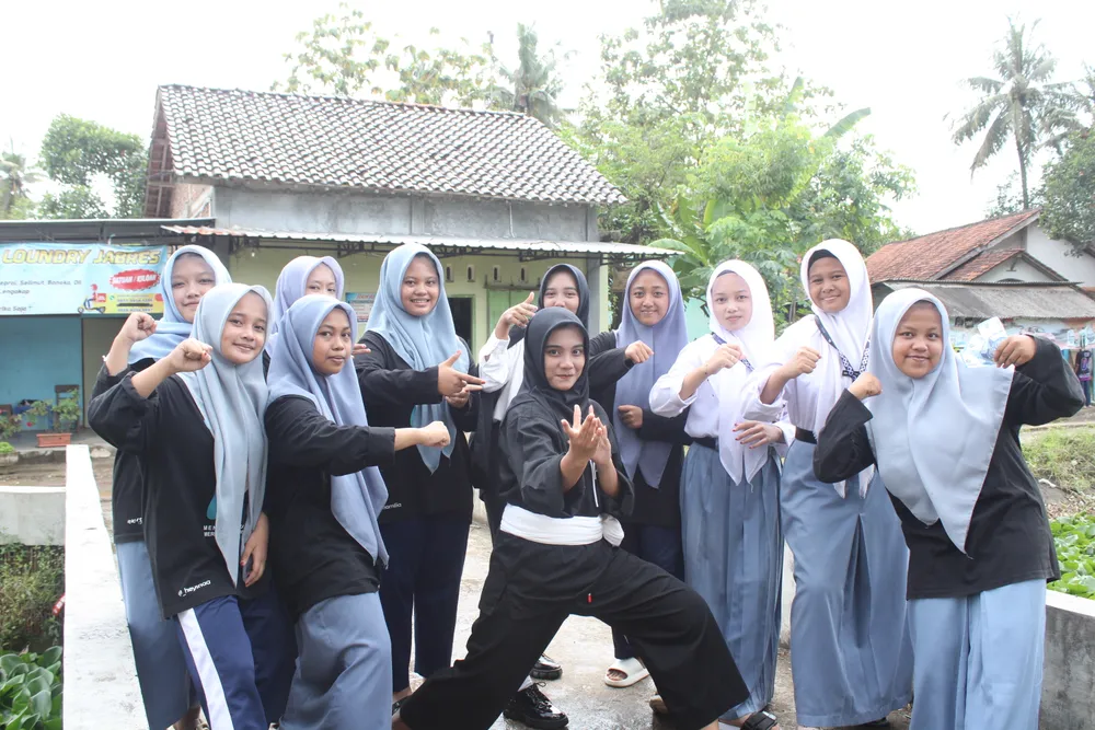 Antusiasme siswa mengikuti lomba Menara Baskom