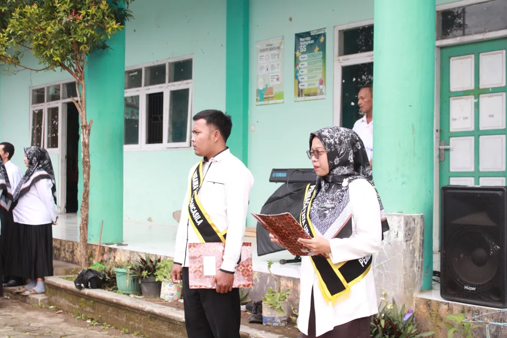 Pembina upacara menyampaikan amanat Hari Guru Nasional