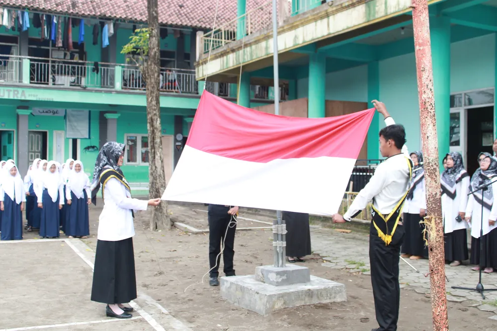 Pengibaran bendera Merah Putih dalam upacara Hari Guru Nasional