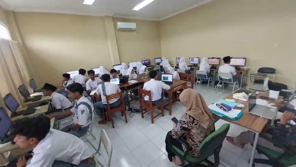 Siswa sedang belajar multimedia di lab komputer modern