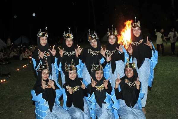 Siswa multimedia sedang bekerja dengan peralatan profesional